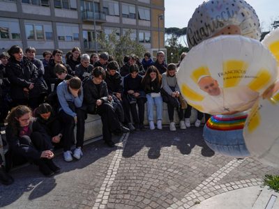 Vaticano anuncia oraciones vespertinas diarias por salud del Papa Francisco en la Plaza de San Pedro