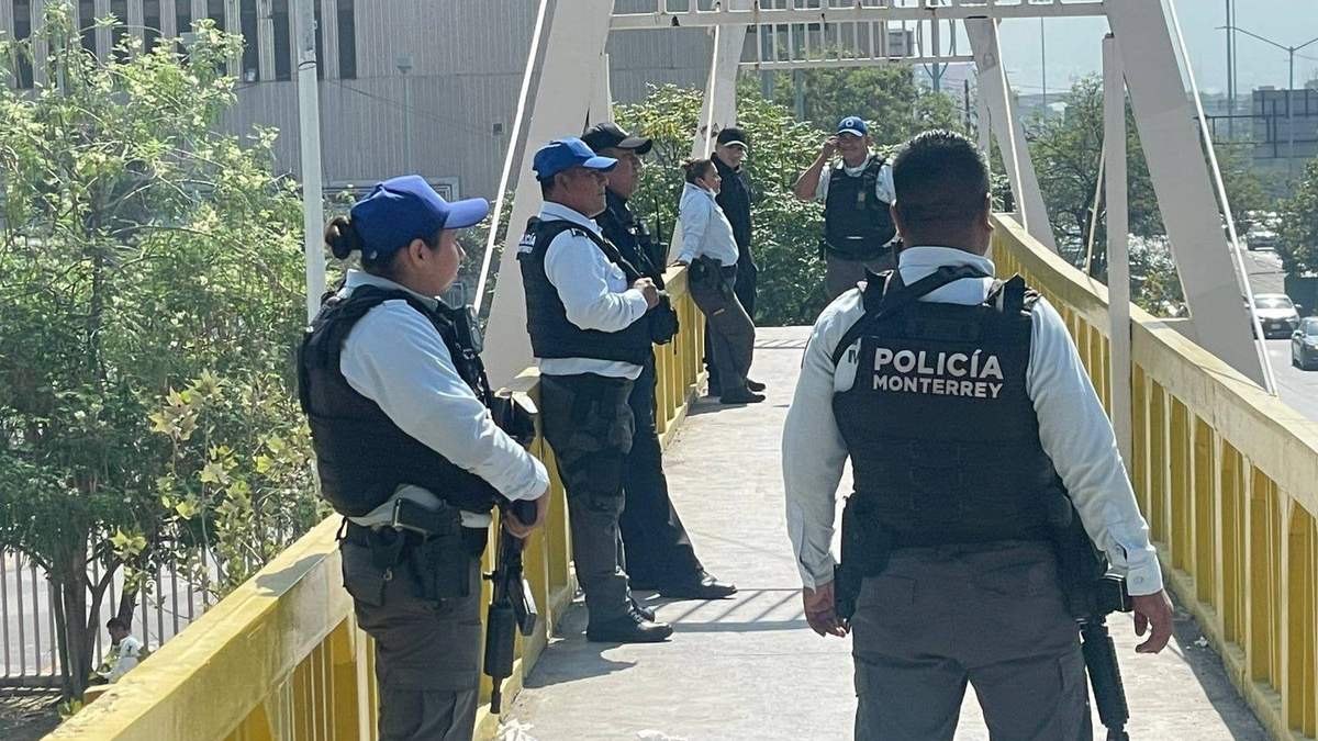 Policía de Monterrey intenta arrestar a madre buscadora durante manifestación