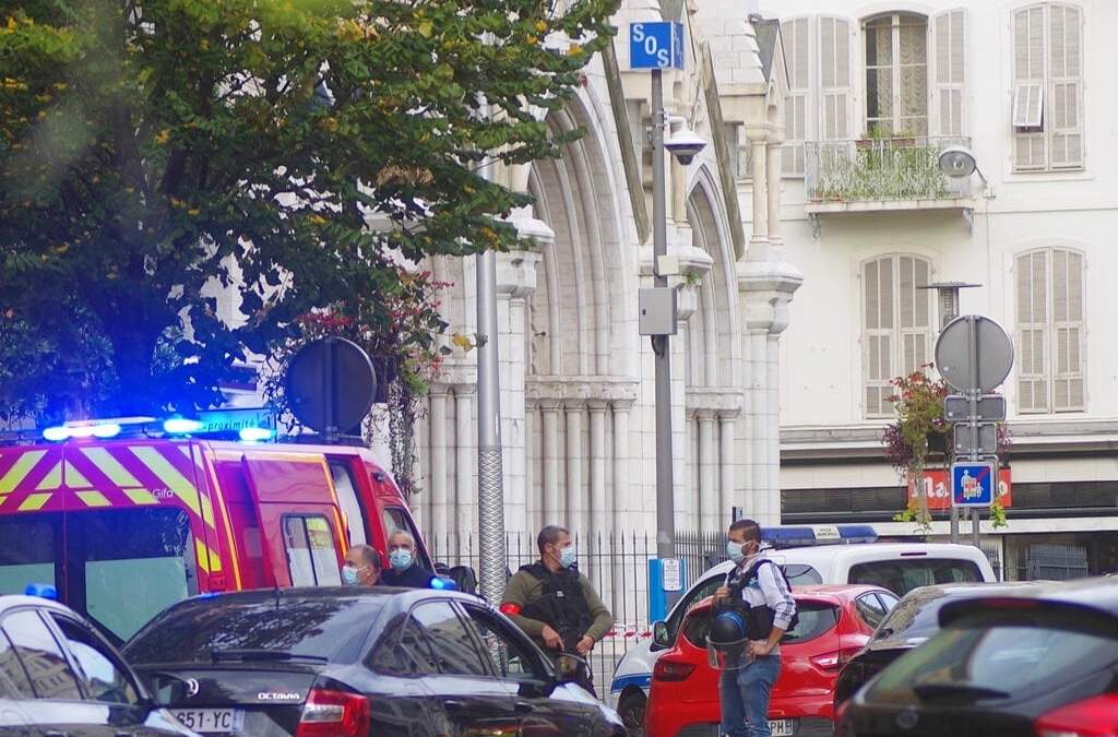 Policías franceses frente la iglesia de Notre Dame tras el ataque. Foto: AP / Foto/Alexis Gilli