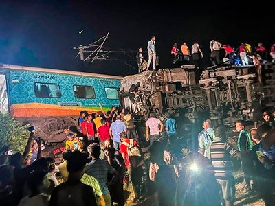 Descarrilan dos trenes de pasajeros en India; hay al menos 50 muertos