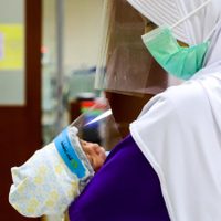 Detectan coronavirus en leche materna