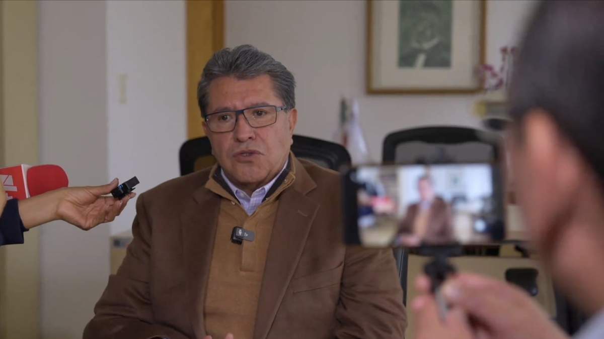 El diputado morenista en la conferencia