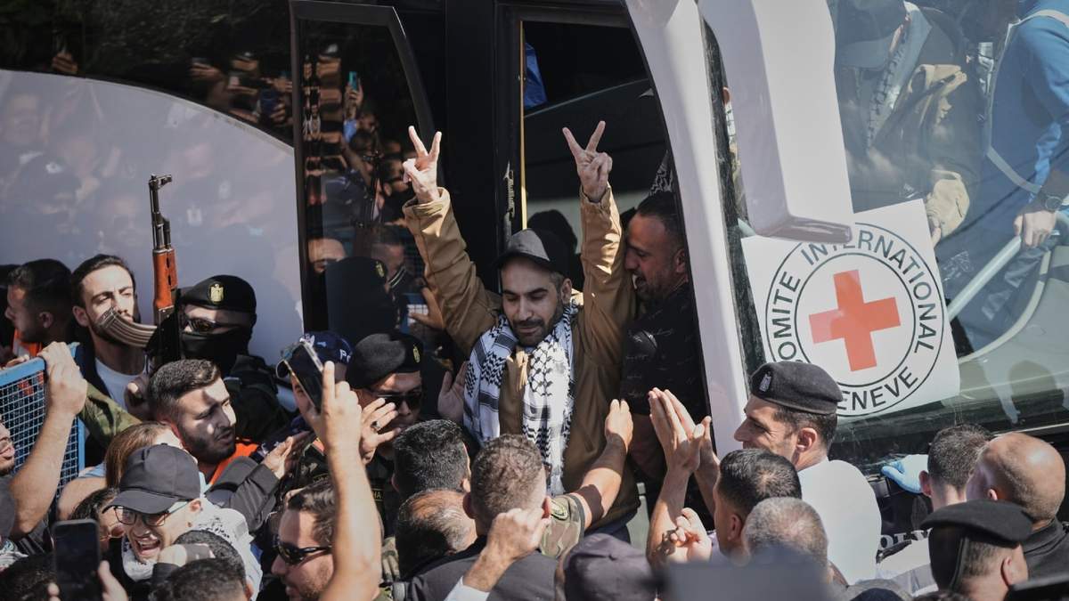 Los prisioneros palestinos son recibidos después de ser liberados de una prisión israelí tras un acuerdo de alto el fuego entre Israel y Hamás, en la ciudad de Ramallah, en Cisjordania