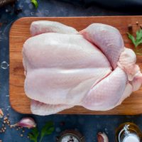 Por qué lavar el pollo es uno de los riesgos más graves para la salud