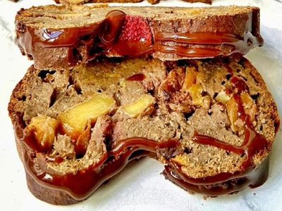 Budín de chocolate y manzana sin harinas ni azúcar: la receta para que salga bien húmedo