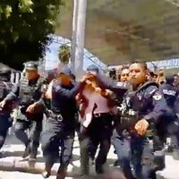 Detienen a presunto maestro acosador tras protesta de bachilleres en Oaxaca (Videos)
