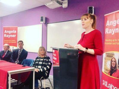Johnson califica de "tontería misógina" un artículo sobre la líder laborista Angela Rayner