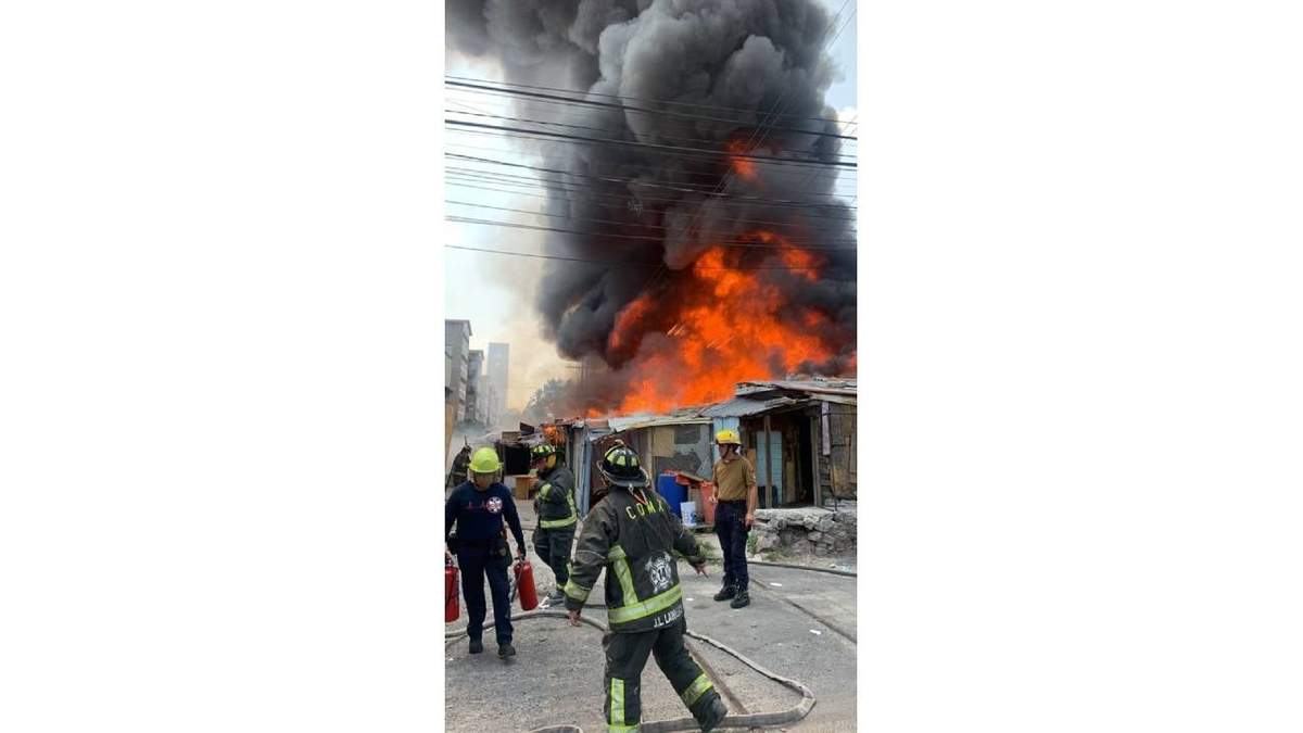 El incendio en un asentamiento irregular en la colonia Atlampa, alcaldía Cuauhtémoc