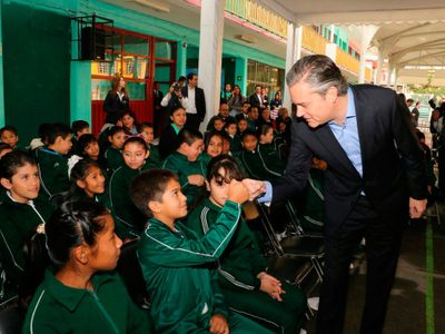 'No a la Reforma Educativa”, dice niño de excelencia académica en ceremonia presidida por Nuño (Video)