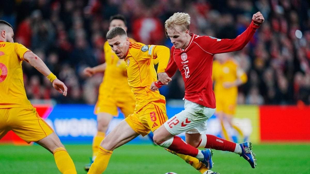 Andrej Stojcevski, de Macedonia del Norte, y Victor Froholdt, de Dinamarca, en el partido jugado en Copenhague