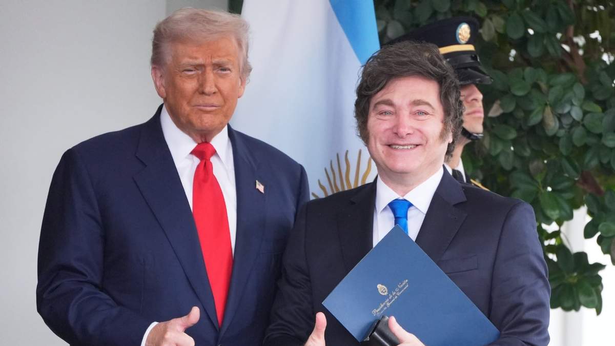 El presidente Donald Trump recibe al presidente de Argentina, Javier Milei, a su llegada a la Casa Blanca, el martes 14 de octubre de 2025, en Washington