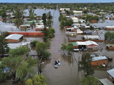 Fuertes lluvias inundan carreteras argentinas y obligan a evacuaciones (Videos)