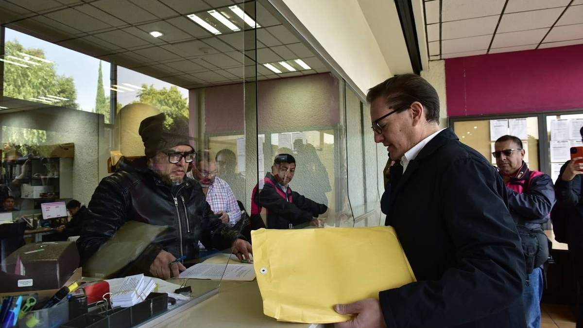 El precandidato de MC en el momento de presentar su denuncia ante el INE