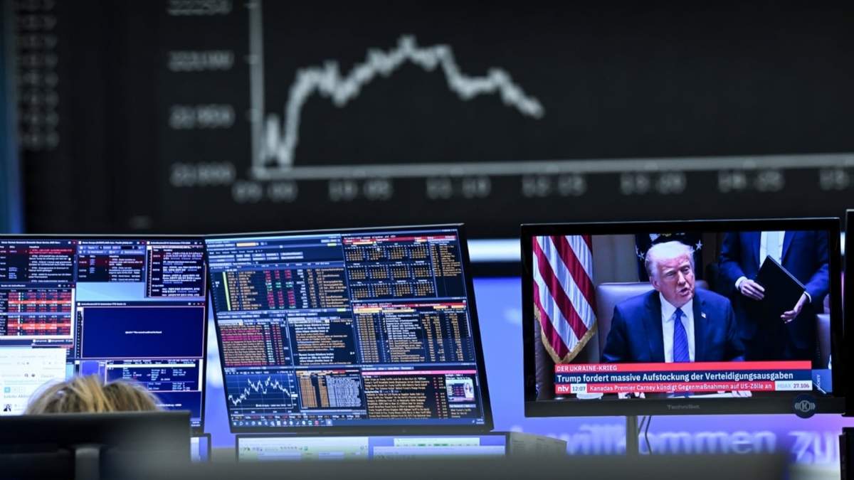 Tras una pantalla que muestra al presidente de Estados Unidos, Donald Trump, tras presentar paquete de aranceles en abril 2025