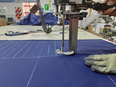 La otra tarea esencial del personal de Aerolíneas: confeccionan barbijos