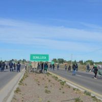 Trabajadores municipales de Senillosa bloquean la Ruta 22 tras la falta de respuestas salariales