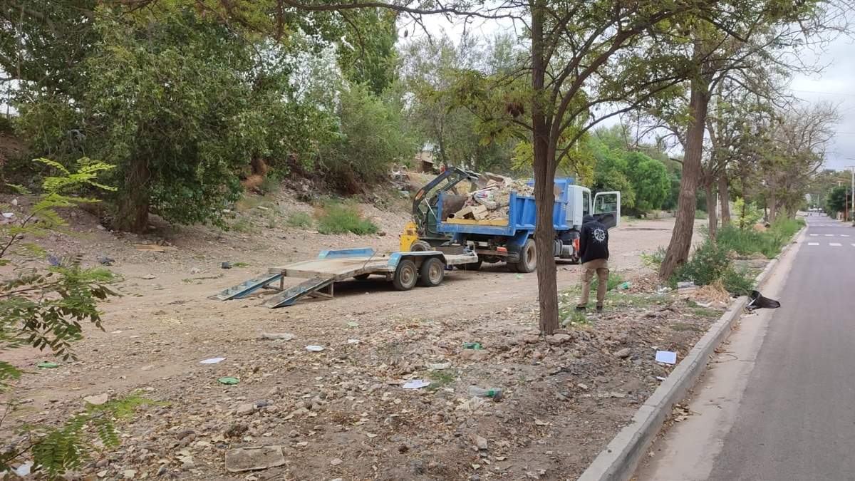 Operativo para desmantelar "aguantaderos" de trapitos en la ciudad de Centenario. Fuente: (Centenario Digital)
