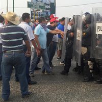 Maestros incendian autos y patrullas al iniciar la jornada de protestas en Chiapas
