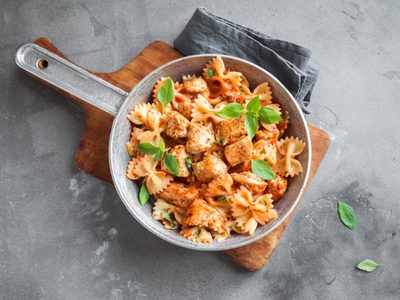 Fácil y económica, con esta receta de guiso de fideo moñito enamorás a cualquiera