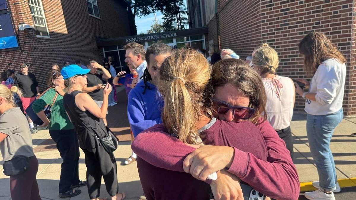 Padres esperan noticias de sus hijos después de un tiroteo reportado en la Escuela Católica de la Anunciación, el 27 de agosto de 2025 en Minneapolis
