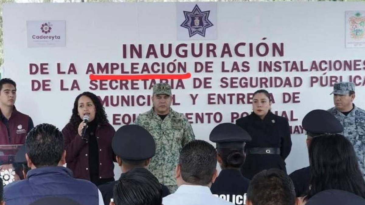 La alcaldesa de Cadereyta de Montes, Querétaro, en el acto oficial en el que se registró una palabra mal escrita en una mampara