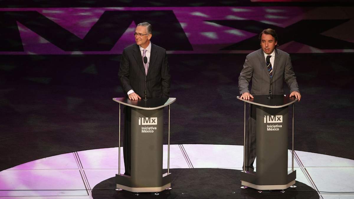 Salinas Pliego y Azcárraga Jean, durante la final de la Iniciativa México en noviembre de 2010