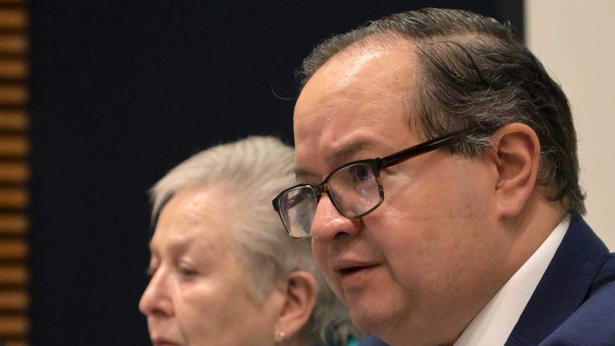 El rector Lomelí, en la sesión del Consejo Universitario