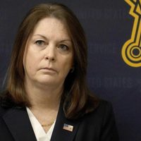 La jefa del Servicio Secreto enfrenta llamados a renunciar tras atentado a Trump