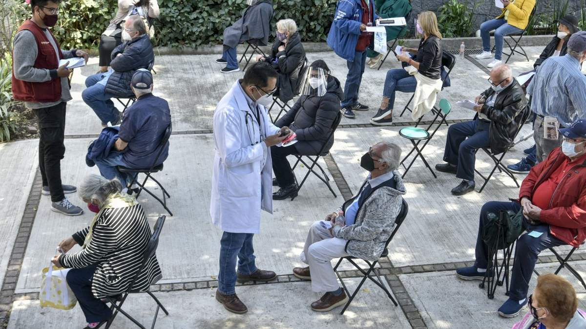 Vacunación este lunes en Magdalena Contreras. Personas que recibieron la dosis deben esperar media hora por alguna posible reacción