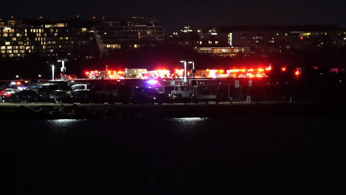 Personal de emergencias responde al lugar de un posible accidente aéreo al sur del Aeropuerto Nacional Ronald Reagan de Washington, el miércoles 29 de enero de 2025.