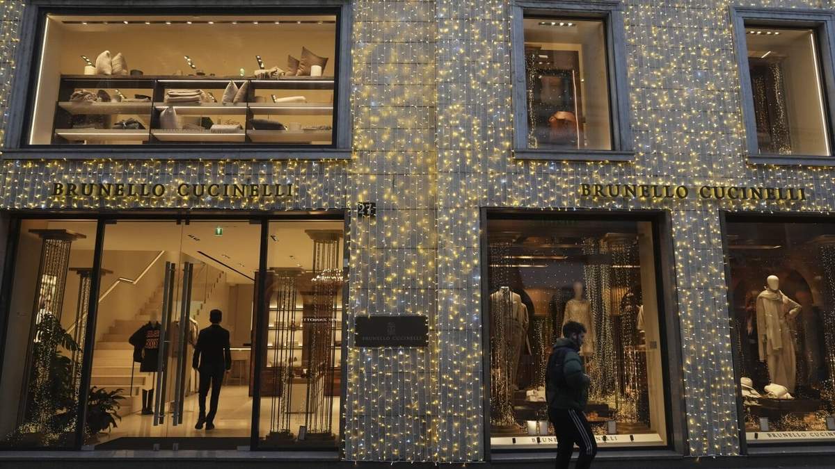 Un hombre pasa junto a una tienda en la calle Monte Napoleone en Milán, Italia