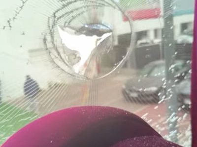 No aprenden, ¿verdad? Hinchas de la U de Chile atacaron el micro de Lanús