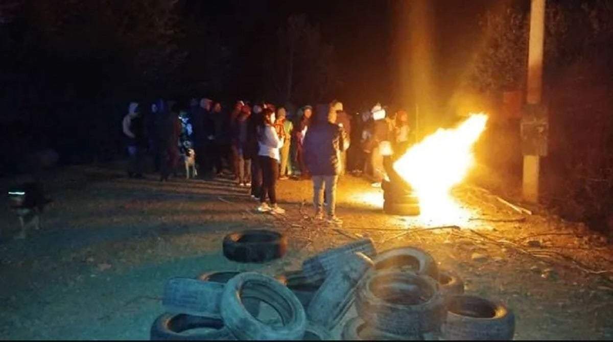Trabajadores cesanteados de la Municipalidad de Loncopué se manifiestan en el puente del río Agrio. Fuente: (Facebook)