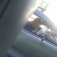 Captan a un hombre golpeando a un niño al interior de un auto en Ciudad Juárez; ya fue detenido