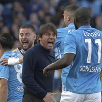 Napoli mantiene la presión sobre el líder de la Serie A, el Inter, y vence 2-1 a la Fiorentina
