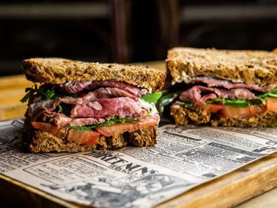 La receta proteica que salva las cenas: este sándwich alemán con huevo se hace en 5 minutos y es un lujo de sabor