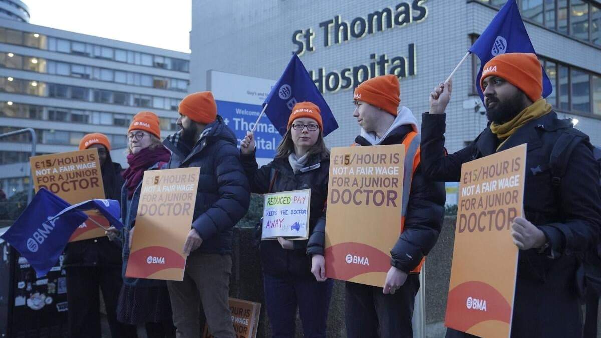 Médicos jóvenes y miembros de la Asociación Médica Británica protestan en el exterior del hospital St. Thomas, en Londres, durante una huelga