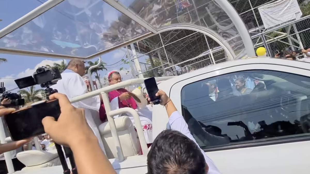 El arzobispo en el momento de abordar el papamóvil