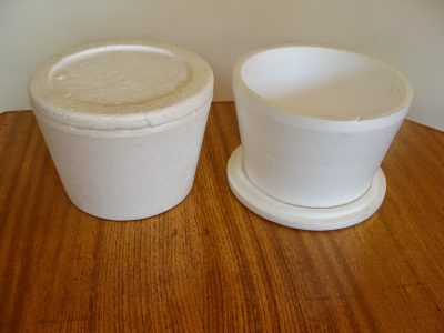 Con un envase de telgopor vacío y un retazo de madera, creá este portarrepasador súper útil para no ensuciar tu cocina