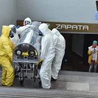 Van dos pasajeros que son encapsulados y retirados del Metro