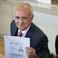 Ferriz de Con denuncia ante el INE la venta ilegal de credenciales de elector (Video)