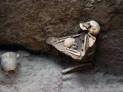 El misterio de los esqueletos abrazados conmueve a la arqueología