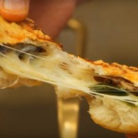 Sin horno y con medio kilo de harina: hacé estos tremendos pancitos caprese para la merienda o sumar a tus picadas