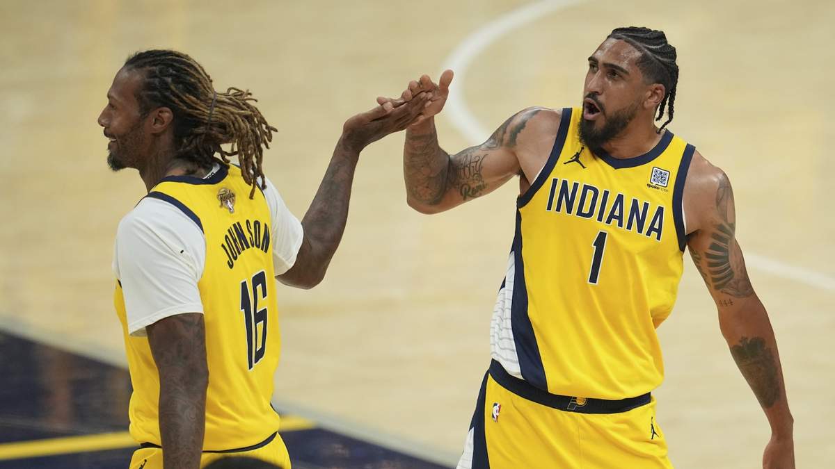 Obi Toppin, de los Pacers de Indiana, festeja con su compañero James Johnson
