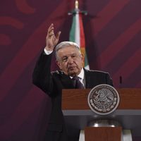 AMLO arremete de nuevo contra comentaristas de Televisa y pide equilibrio