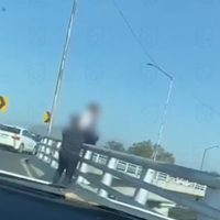 Policía evita el suicidio de un joven en un puente de Xochimilco (Video)