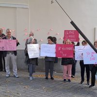 "Obrador, traidor; el INE no se toca", corean frente a la embajada de México en España (Video)