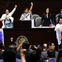 El lamento por los 43 normalistas se apodera de San Lázaro