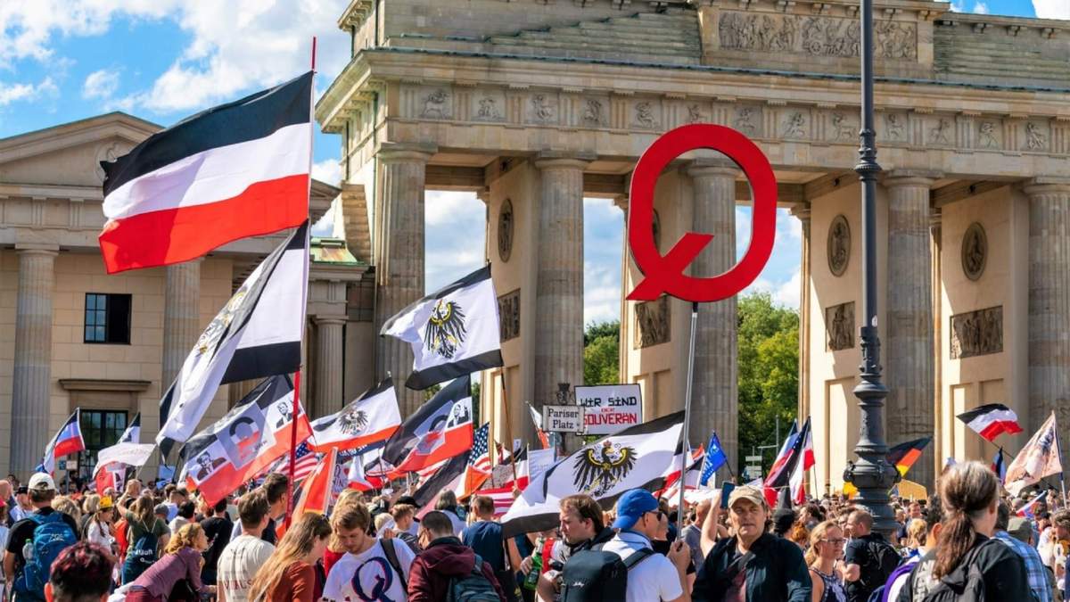 Marcha anticuarentena en Berlín, donde se ondeaban emblemas de la teoría conspirativa QAnon Fuente: (Twitter)