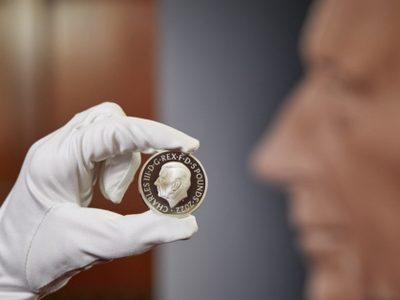 Reino Unido presenta la primera moneda con la imagen del rey Carlos III